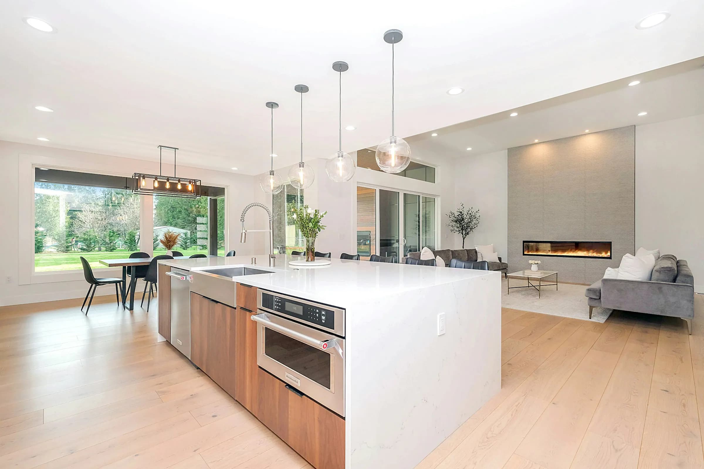 Golf-course villa with hillside views — 2